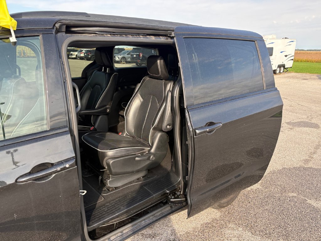Used 2024 Chrysler Pacifica Premium FWD image 35