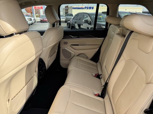 Used 2022 Jeep Grand Cherokee Limited image 36