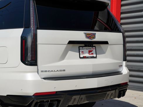 Used 2025 Cadillac Escalade ESV V AWD/4WD image 12