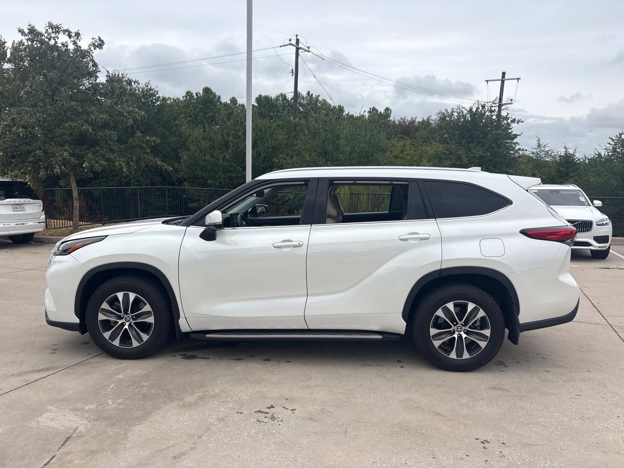 Used 2021 Toyota Highlander XLE AWD/4WD image 8
