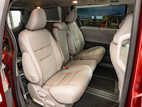 Used 2020 Toyota Sienna XLE FWD image 49