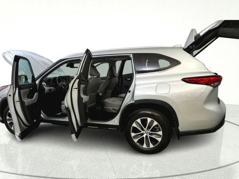 Used 2023 Toyota Highlander XLE AWD/4WD image 12