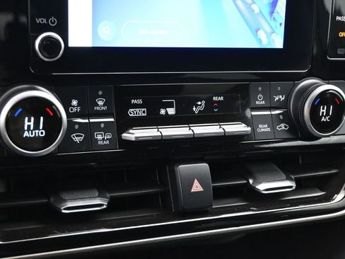 Used 2024 Toyota Highlander LE image 16