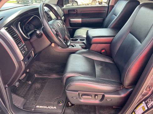 Used 2018 Toyota Sequoia TRD Sport AWD/4WD image 17