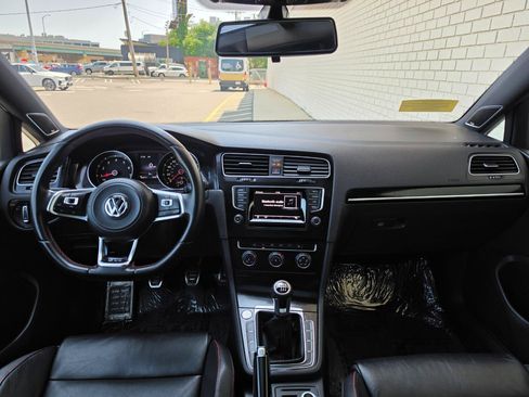 Used 2015 Volkswagen Golf 4-Door FWD image 16
