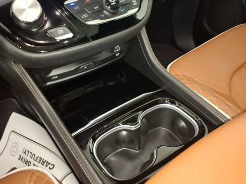 Used 2024 Chrysler Pacifica Pinnacle FWD image 25