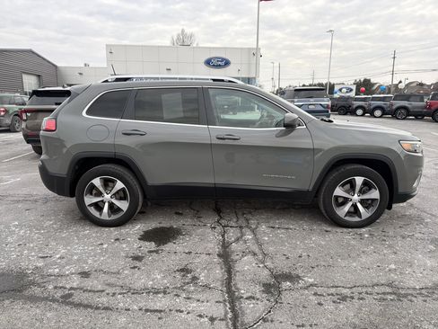 Used 2019 Jeep Cherokee Limited image 2