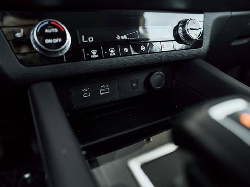 Used 2024 Mitsubishi Outlander SE image 42