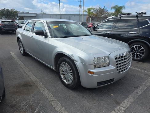 Used 2009 Chrysler 300 LX image 2