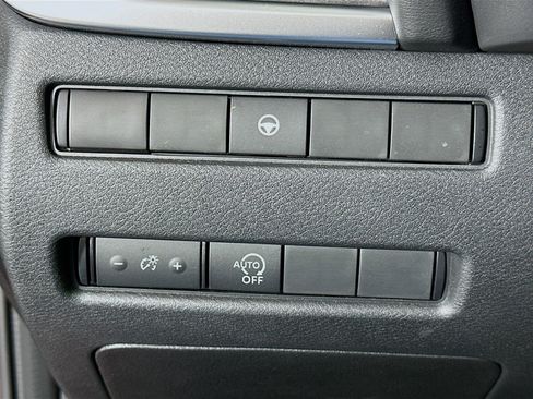 Used 2023 Nissan Rogue SV AWD/4WD image 17