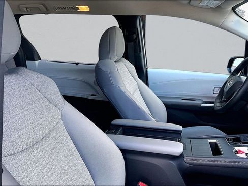 Certified 2026 Toyota Sienna LE image 30