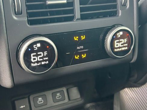 Used 2025 Land Rover Discovery S image 23