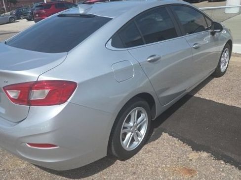 Used 2018 Chevrolet Cruze LT w/ Convenience Package FWD image 3
