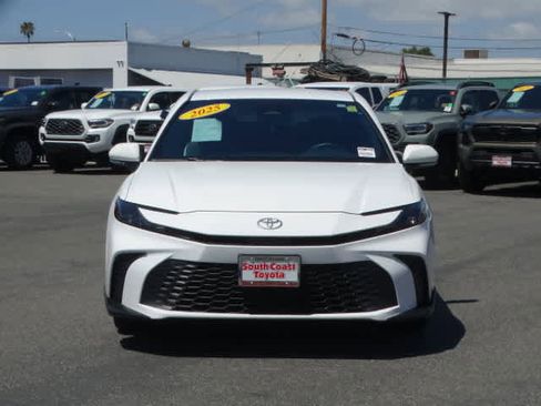 Used 2025 Toyota Camry SE image 3