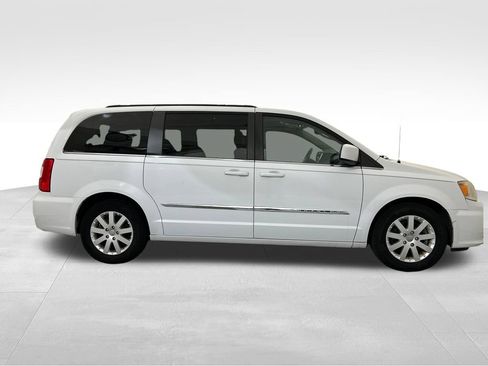 Used 2014 Chrysler Town & Country Touring FWD image 7
