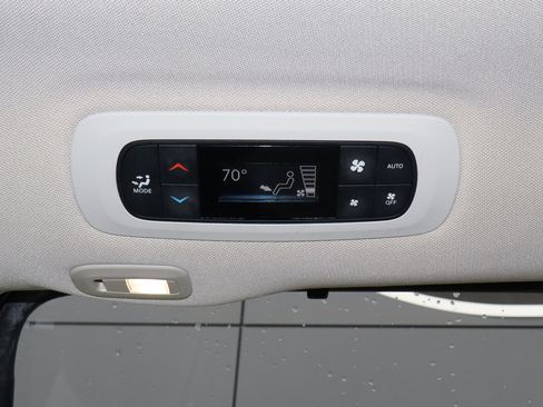 Used 2020 Chrysler Pacifica Limited image 23