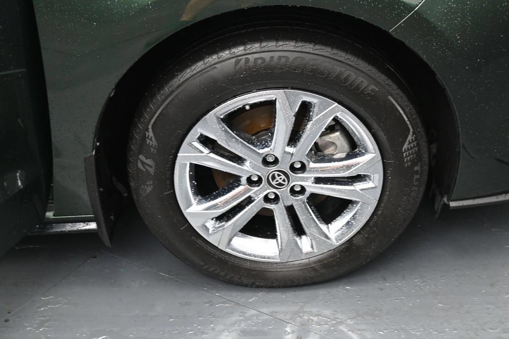 Used 2024 Toyota Sienna Platinum AWD/4WD image 40