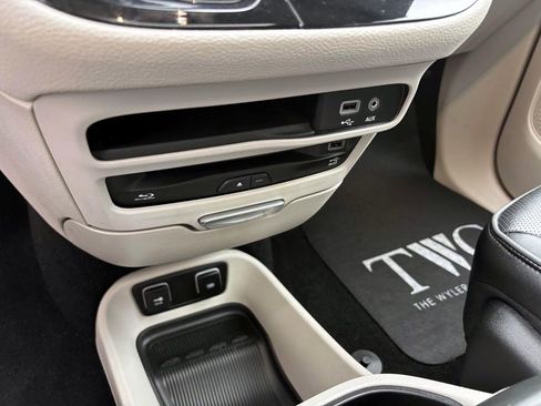 Used 2019 Chrysler Pacifica Limited w/ Advanced Safetytec Group image 22