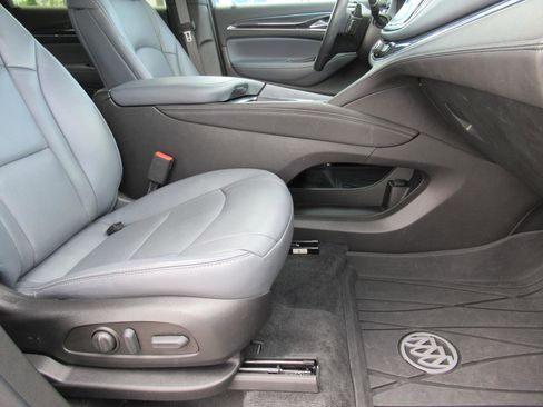 Used 2022 Buick Enclave Essence w/ Sport Touring Edition image 10