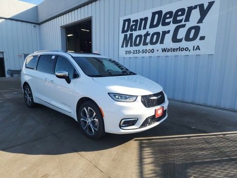 New 2026 Chrysler Pacifica Pinnacle image 1