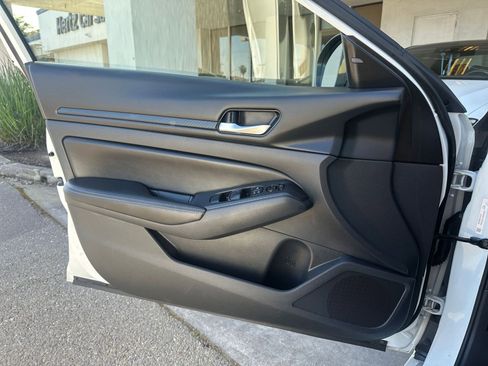 Used 2025 Nissan Altima 2.5 SV image 18