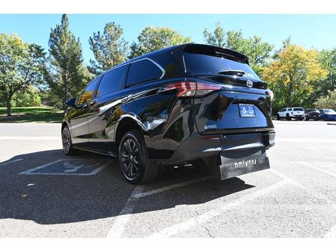 Used 2022 Toyota Sienna XLE image 8