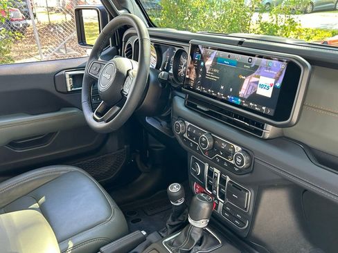 Certified 2025 Jeep Gladiator Mojave image 17