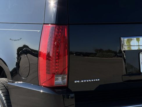 Used 2014 Cadillac Escalade Platinum RWD image 11