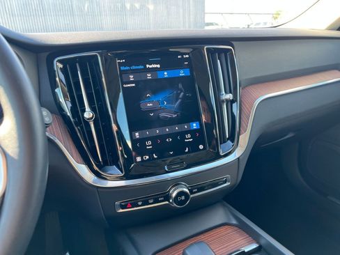 Used 2025 Volvo V60 B5 Cross Country Plus image 21