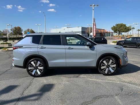 New 2025 Mitsubishi Outlander SE image 6