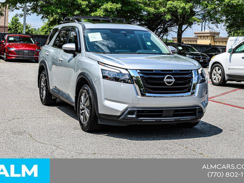Used 2024 Nissan Pathfinder SV w/ SV Premium Package FWD image 6