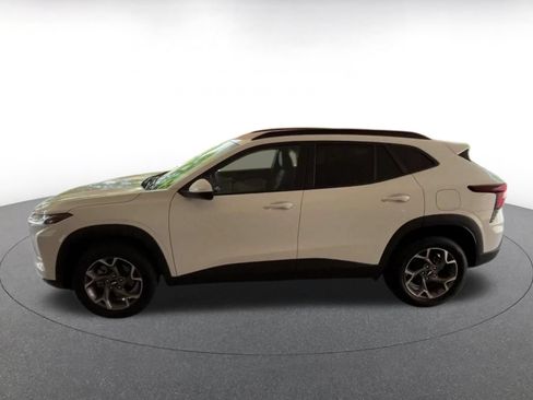 Used 2025 Chevrolet Trax LT FWD image 9