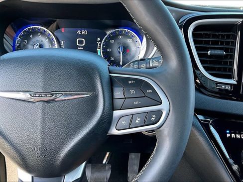 Used 2025 Chrysler Pacifica Select FWD image 13