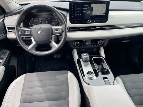 Used 2025 Mitsubishi Outlander AWD image 9