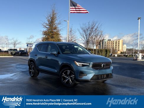 Used 2025 Volvo XC40 B5 Core image 1