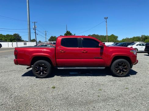 Used 2022 Toyota Tacoma SR5 w/ Technology Package RWD image 2