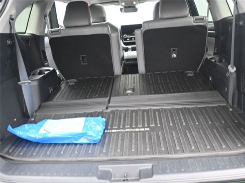 Used 2023 Toyota Highlander Limited image 7