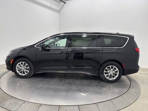 New 2026 Chrysler Pacifica Limited image 4