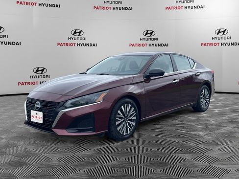 Used 2024 Nissan Altima 2.5 SV FWD image 3