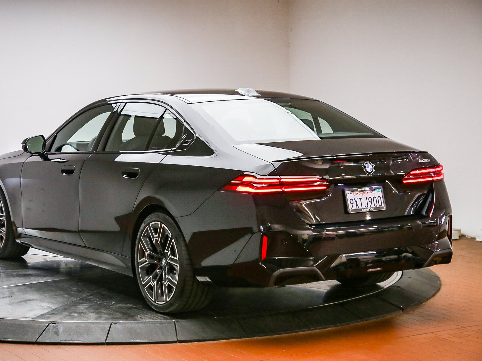 Used 2026 BMW 530i w/ M Sport Package RWD image 5