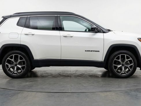 Used 2025 Jeep Compass Limited image 11