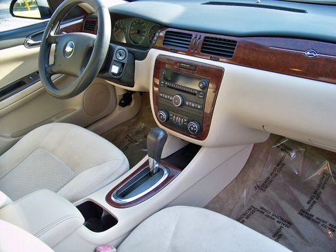 Used 2009 Chevrolet Impala LT image 17