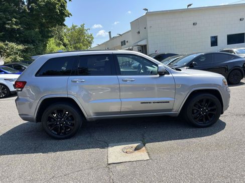 Used 2018 Jeep Grand Cherokee Altitude AWD/4WD image 2