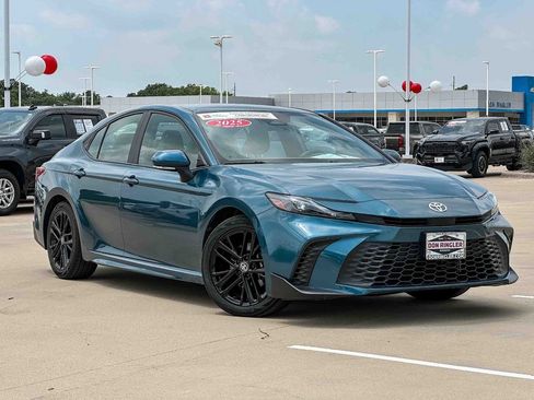 Certified 2025 Toyota Camry SE FWD image 1