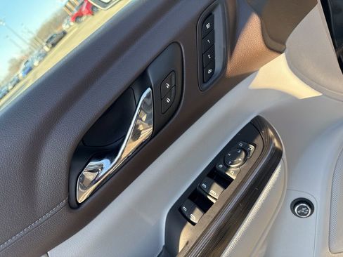 Used 2020 GMC Acadia SLT w/ Premium Package image 10