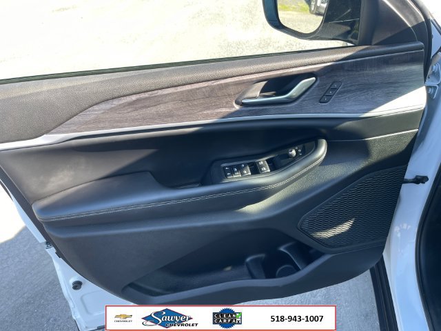Used 2023 Jeep Grand Cherokee Limited w/ Black Appearance Package AWD/4WD image 11