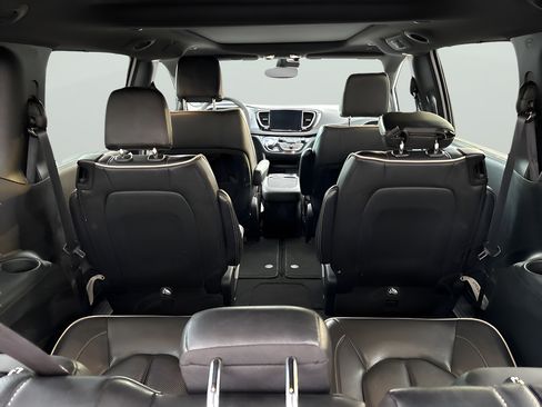 Used 2025 Chrysler Pacifica Limited FWD image 8