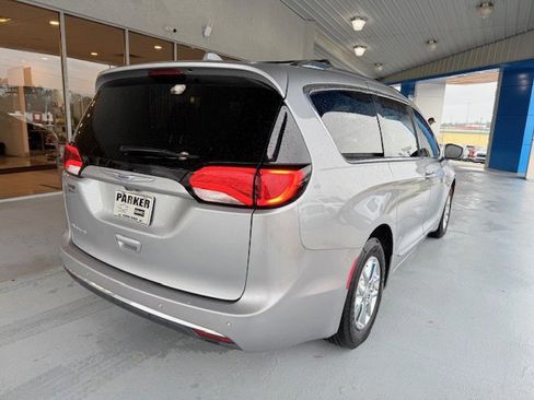 Used 2020 Chrysler Pacifica Touring-L image 6