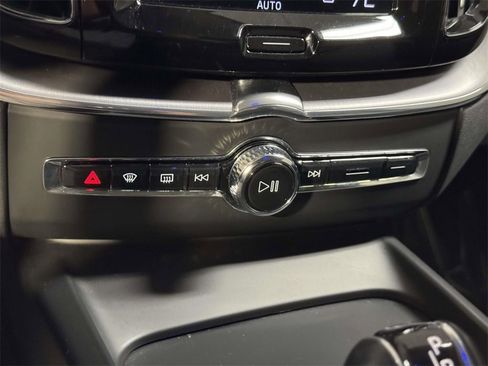 Used 2021 Volvo XC60 T5 Momentum w/ Advanced Package image 20