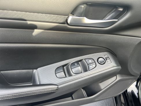 Used 2024 Nissan Altima 2.5 SV image 11